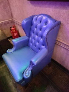 кресло кожанное голубое