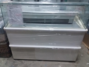Витрина для мороженого TEFCOLD UDRS10-P используется в заведениях общепита.